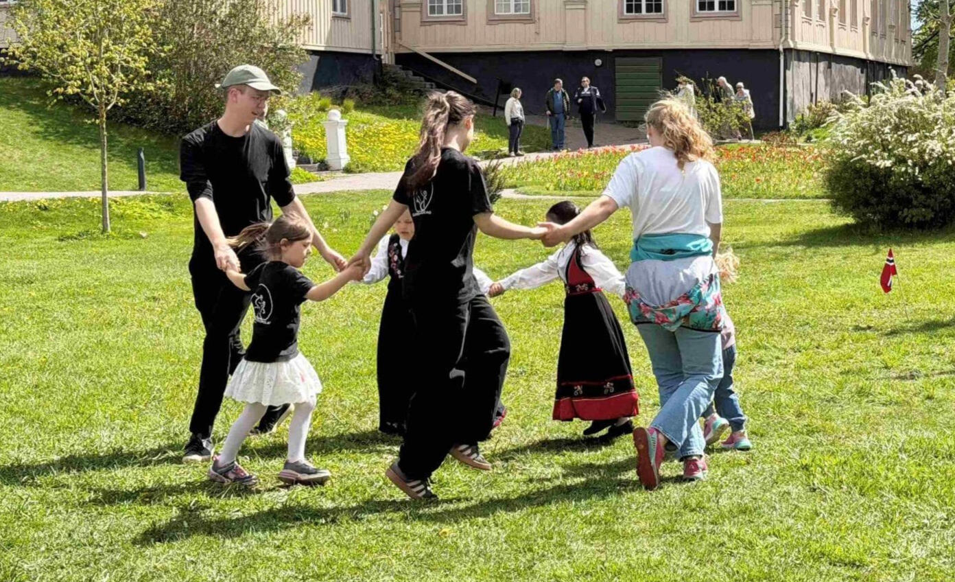 Småhalling - Folkedans for små føtter Bildet er fra et arrangement i samarbeid med Telemark Museum Brekkeparken, som vi kaller Småhalling.
